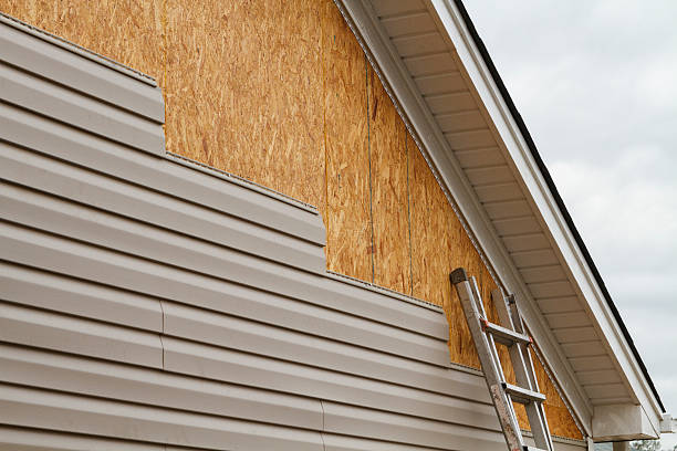 Professional Vinyl Siding technician working in Spencerville, MD